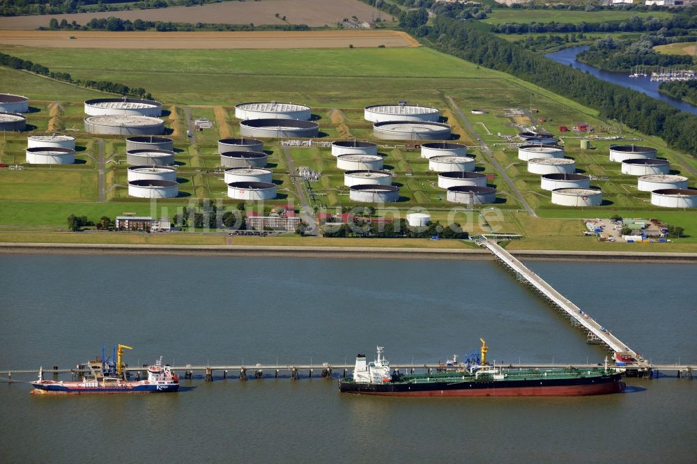 Luftaufnahme Wilhelmshaven - Tankerumschlaganlage der Wilhelmshavener Raffinerie GmbH ( WRG ) am Ölhafen an der Nordsee -Küste in Wilhelmshafen im Bundesland Niedersachsen