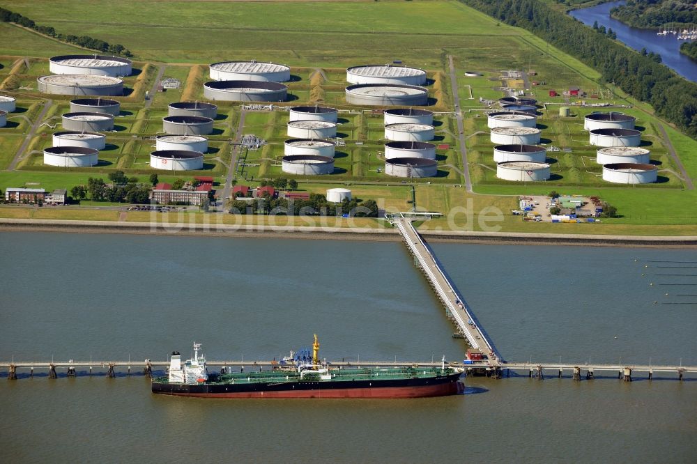 Luftbild Wilhelmshaven - Tankerumschlaganlage der Wilhelmshavener Raffinerie GmbH ( WRG ) am Ölhafen an der Nordsee -Küste in Wilhelmshafen im Bundesland Niedersachsen