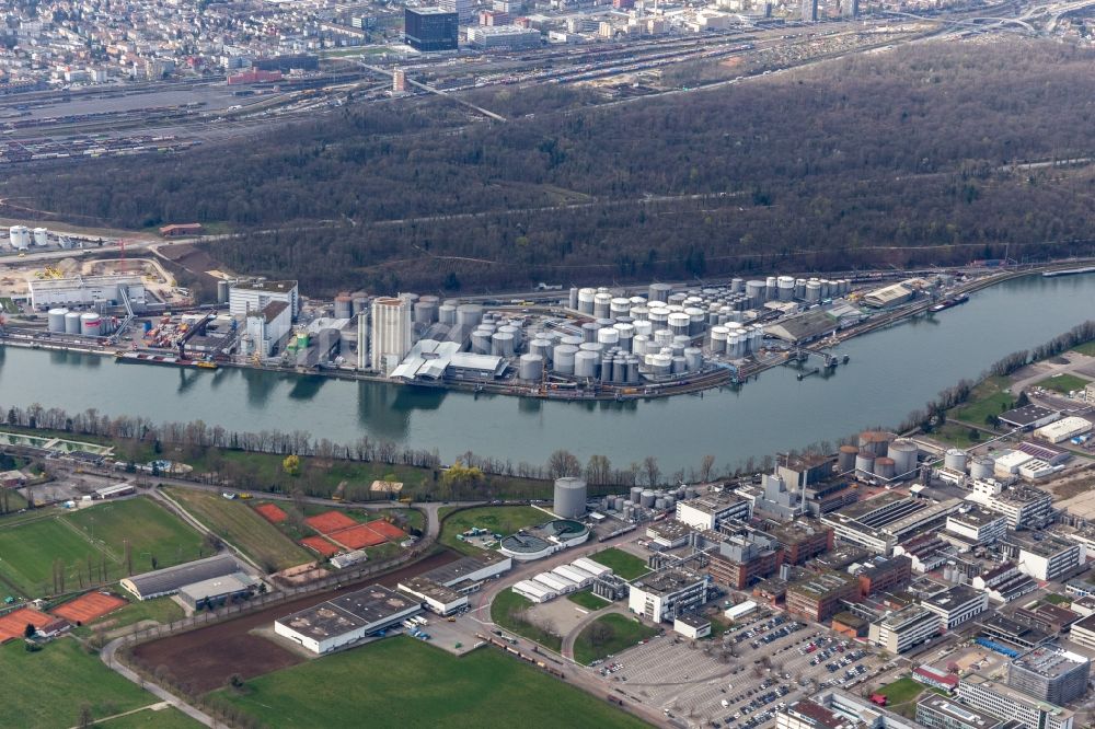 Luftaufnahme Muttenz - Tanklager im Auhafen am Rhein in Birsfelden und Muttenz in der Schweiz
