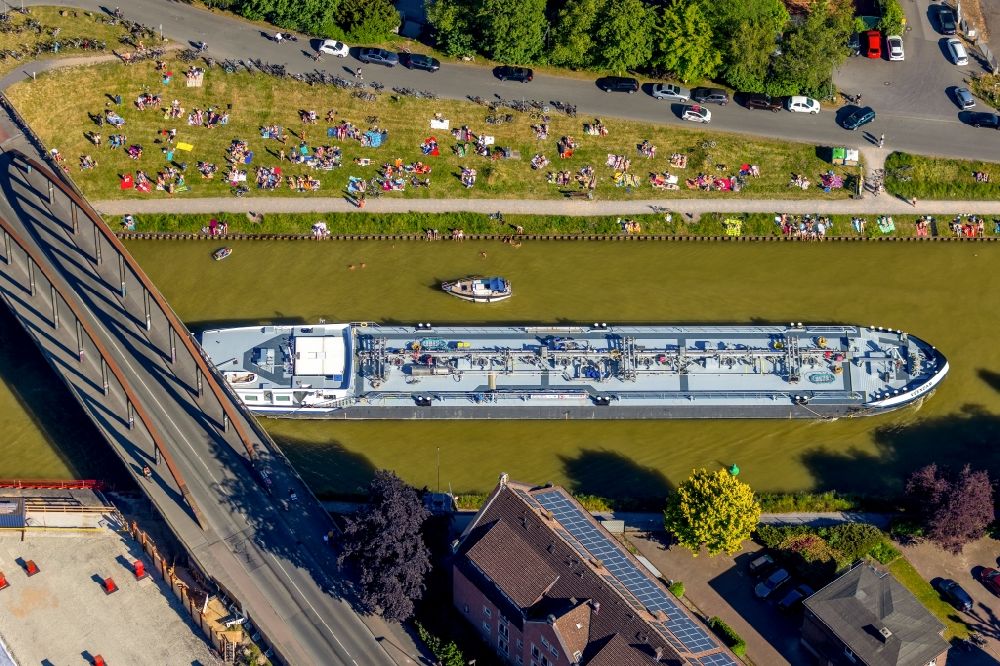 Luftbild Münster - Tankschiff für Öl und Chemie auf dem Dortmund-Ems-Kanal in Münster im Bundesland Nordrhein-Westfalen, Deutschland