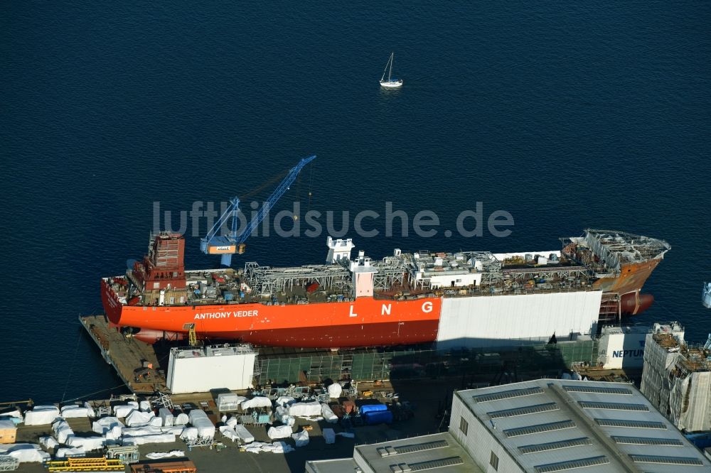 Luftaufnahme Rostock - Tankschiff für Gas in Rostock im Bundesland Mecklenburg-Vorpommern, Deutschland