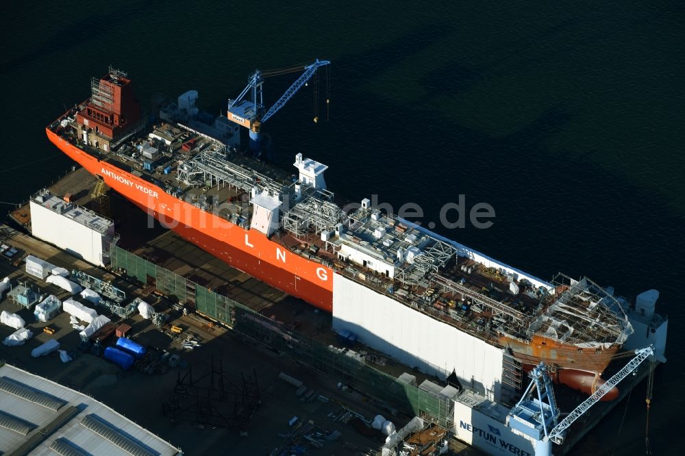 Rostock von oben - Tankschiff für Gas in Rostock im Bundesland Mecklenburg-Vorpommern, Deutschland