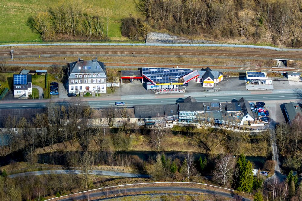 Luftaufnahme Nuttlar - Tankstelle zum Verkauf von Benzin und Diesel- Kraftstoffen und Mineralöl- Handel Esso in Nuttlar im Bundesland Nordrhein-Westfalen, Deutschland