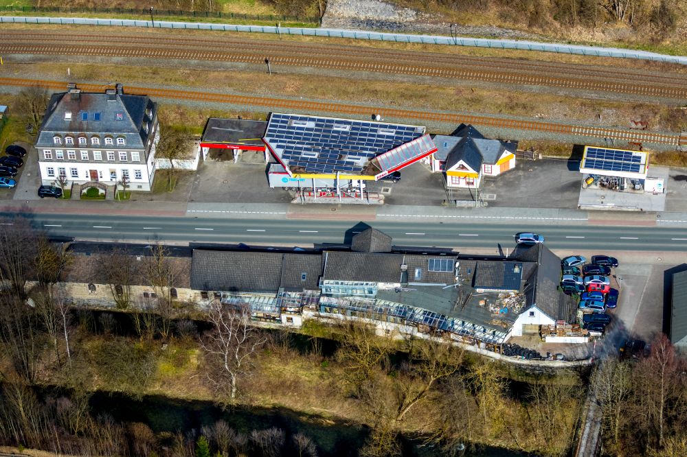 Nuttlar von oben - Tankstelle zum Verkauf von Benzin und Diesel- Kraftstoffen und Mineralöl- Handel Esso in Nuttlar im Bundesland Nordrhein-Westfalen, Deutschland