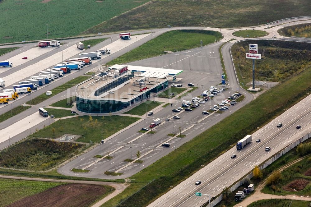Altlengbach von oben - Tankstelle zum Verkauf von Benzin und Diesel- Kraftstoffen und Mineralöl- Handel OMV in Altlengbach in Niederösterreich, Österreich
