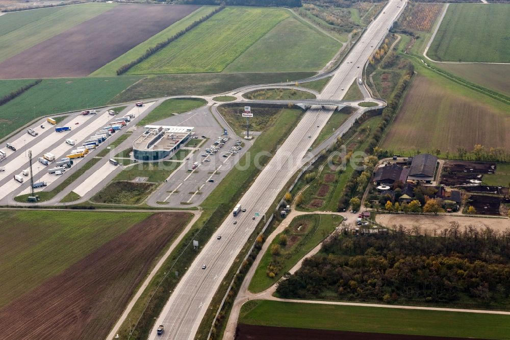 Luftbild Altlengbach - Tankstelle zum Verkauf von Benzin und Diesel- Kraftstoffen und Mineralöl- Handel OMV in Altlengbach in Niederösterreich, Österreich