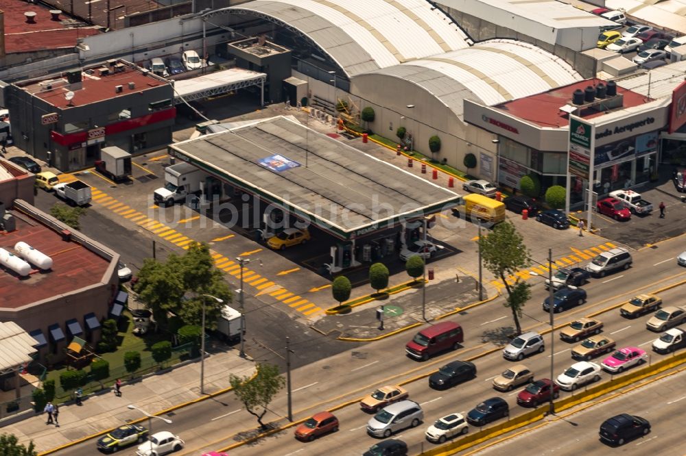 Ciudad de Mexico aus der Vogelperspektive: Tankstelle zum Verkauf von Benzin und Diesel- Kraftstoffen und Mineralöl- Handel Pemex in Ciudad de Mexico in Mexiko