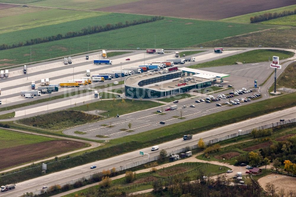 Luftaufnahme Altlengbach - Tankstelle zum Verkauf von Benzin und Diesel- Kraftstoffen und Mineralöl- Handel OMV in Altlengbach in Niederösterreich, Österreich