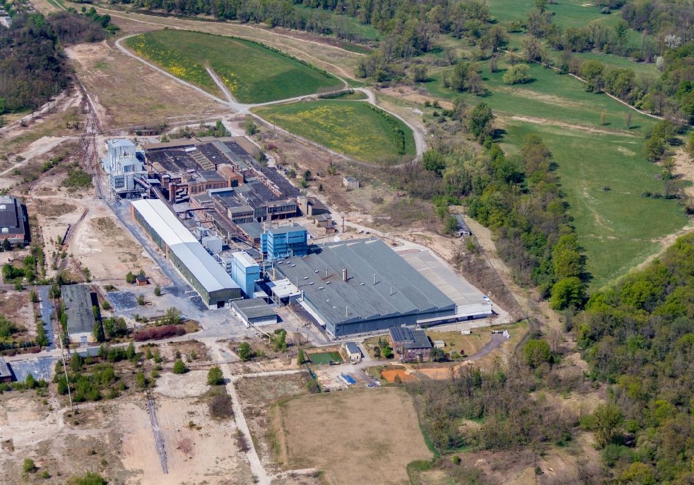 Luftaufnahme Aken - Technische Anlagen des ehemaligen Magnesitwerks im Industriegebiet in Aken im Bundesland Sachsen-Anhalt, Deutschland