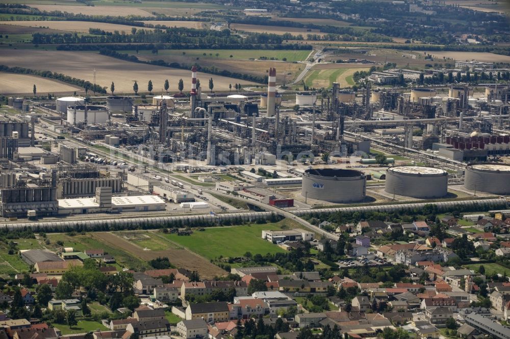 Luftbild Schwechat - Technische Anlagen der Firmen Borealis AG Schwechat und der OMV Raffinerie im Industriegebiet in Schwechat in Niederösterreich, Österreich