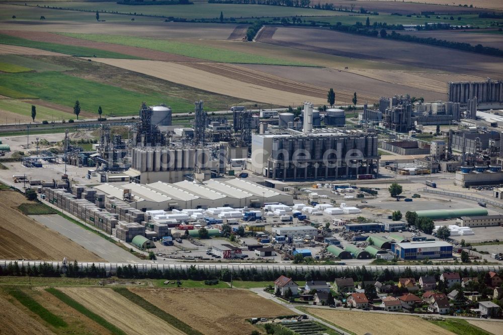 Luftaufnahme Schwechat - Technische Anlagen der Firmen Borealis AG Schwechat und der OMV Raffinerie im Industriegebiet in Schwechat in Niederösterreich, Österreich