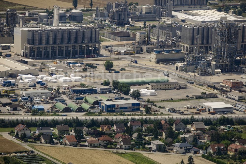 Schwechat von oben - Technische Anlagen der Firmen Borealis AG Schwechat und der OMV Raffinerie im Industriegebiet in Schwechat in Niederösterreich, Österreich