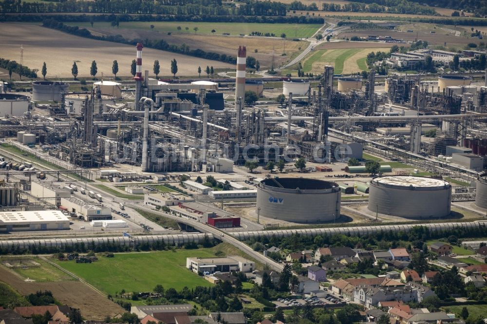 Luftaufnahme Schwechat - Technische Anlagen der Firmen Borealis AG Schwechat und der OMV Raffinerie im Industriegebiet in Schwechat in Niederösterreich, Österreich