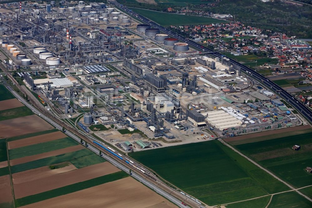 Schwechat von oben - Technische Anlagen der Firmen Borealis AG Schwechat und der OMV Raffinerie im Industriegebiet in Schwechat in Niederösterreich, Österreich