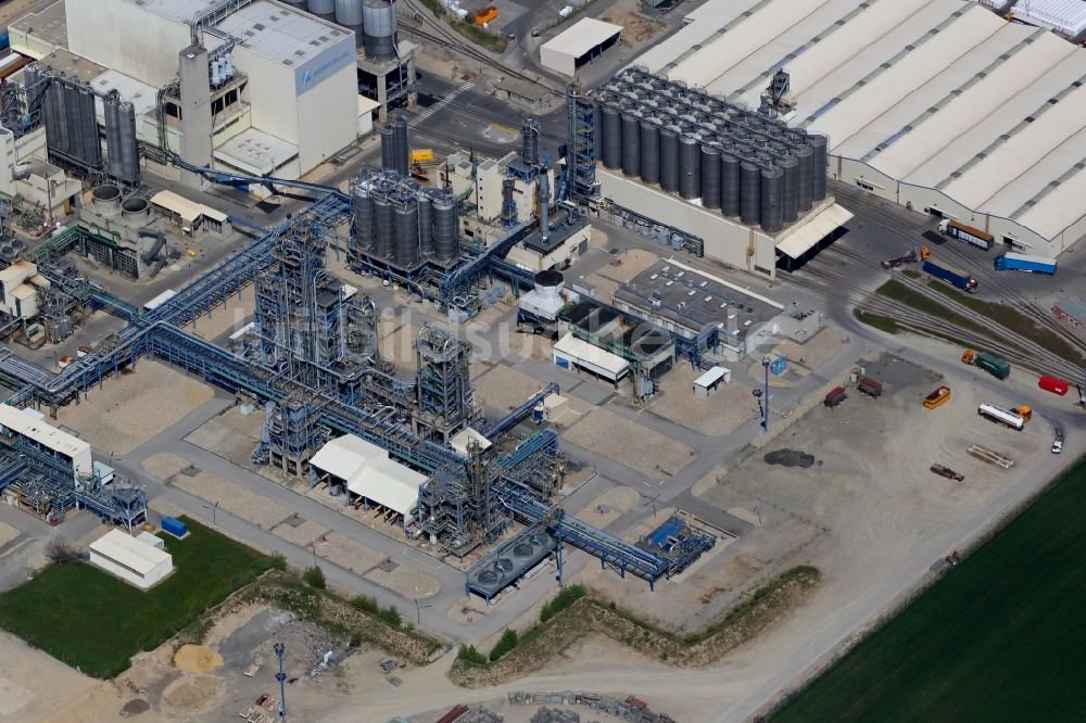 Luftbild Schwechat - Technische Anlagen der Firmen Borealis AG Schwechat und der OMV Raffinerie im Industriegebiet in Schwechat in Niederösterreich, Österreich