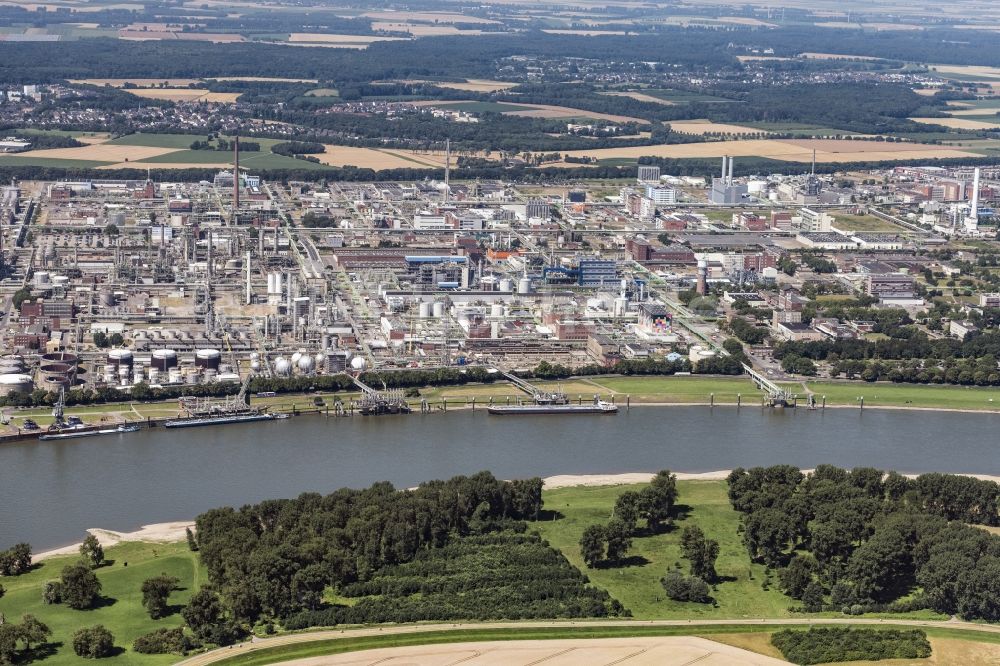 Köln von oben - Technische Anlagen im Industriegebiet Chempark Dormagen im Ortsteil Chorweiler in Köln im Bundesland Nordrhein-Westfalen
