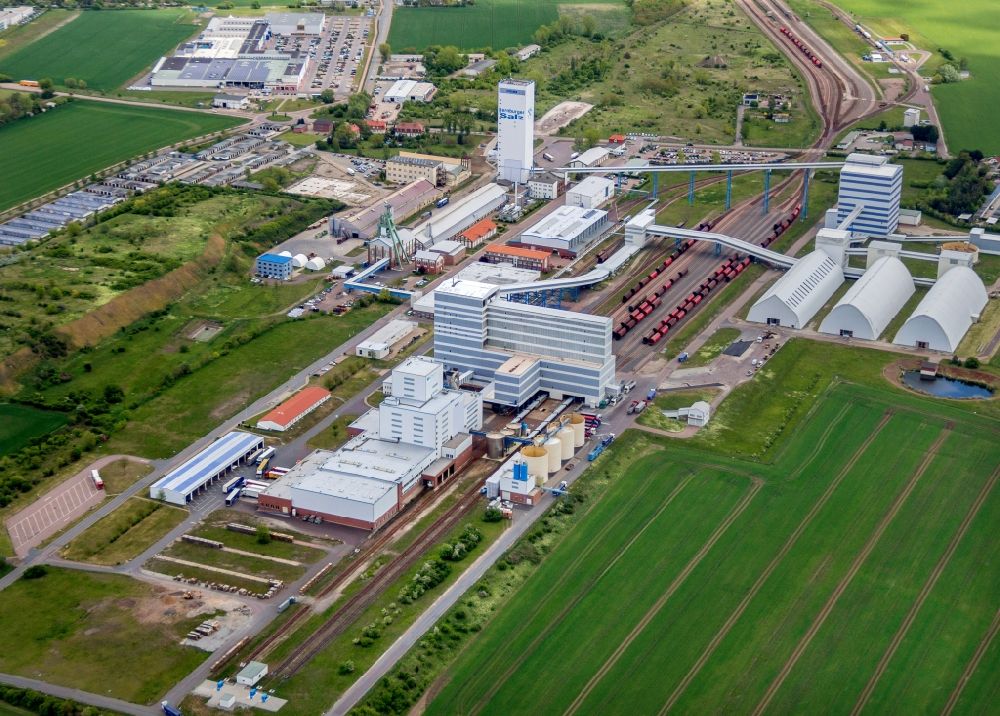 Luftaufnahme Bernburg (Saale) - Technische Anlagen im Industriegebiet der ESCO Bernburger Salzwerke in Bernburg (Saale) im Bundesland Sachsen-Anhalt, Deutschland