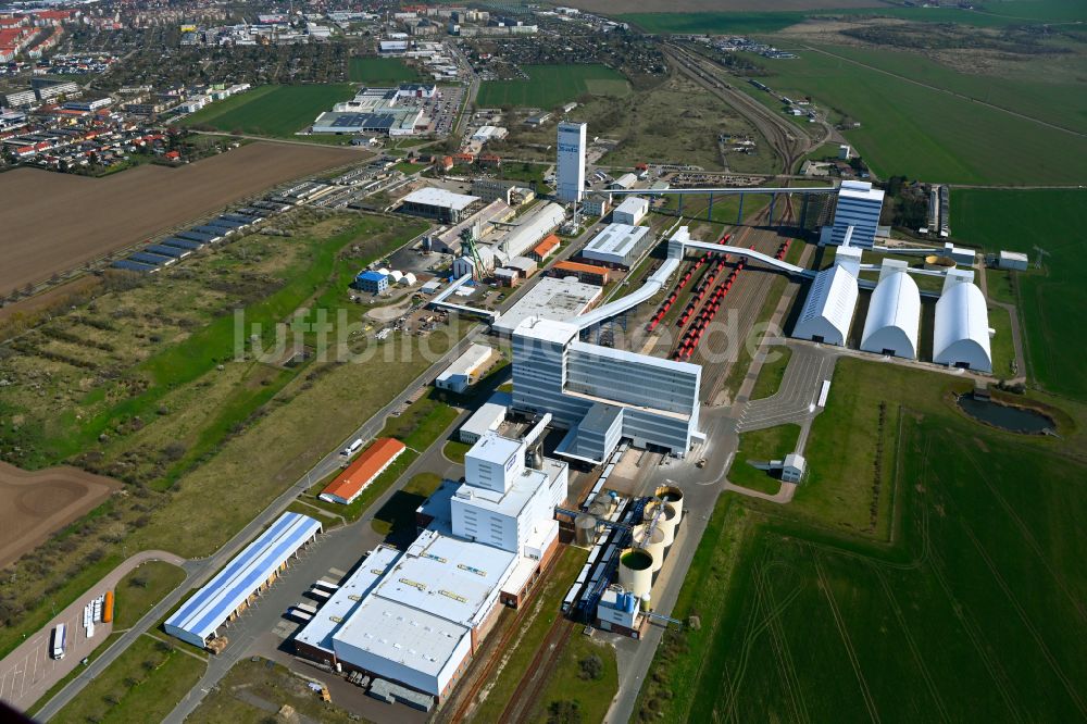 Bernburg (Saale) von oben - Technische Anlagen im Industriegebiet der ESCO Bernburger Salzwerke in Bernburg (Saale) im Bundesland Sachsen-Anhalt, Deutschland