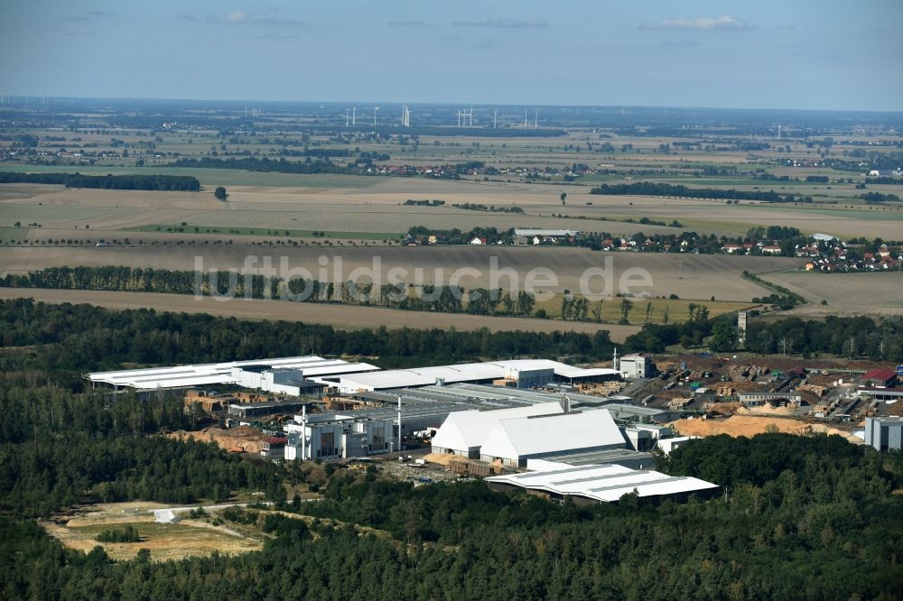 Luftaufnahme Torgau - Technische Anlagen im Industriegebiet der HIT Holzindustrie Torgau OHG in Torgau im Bundesland Sachsen