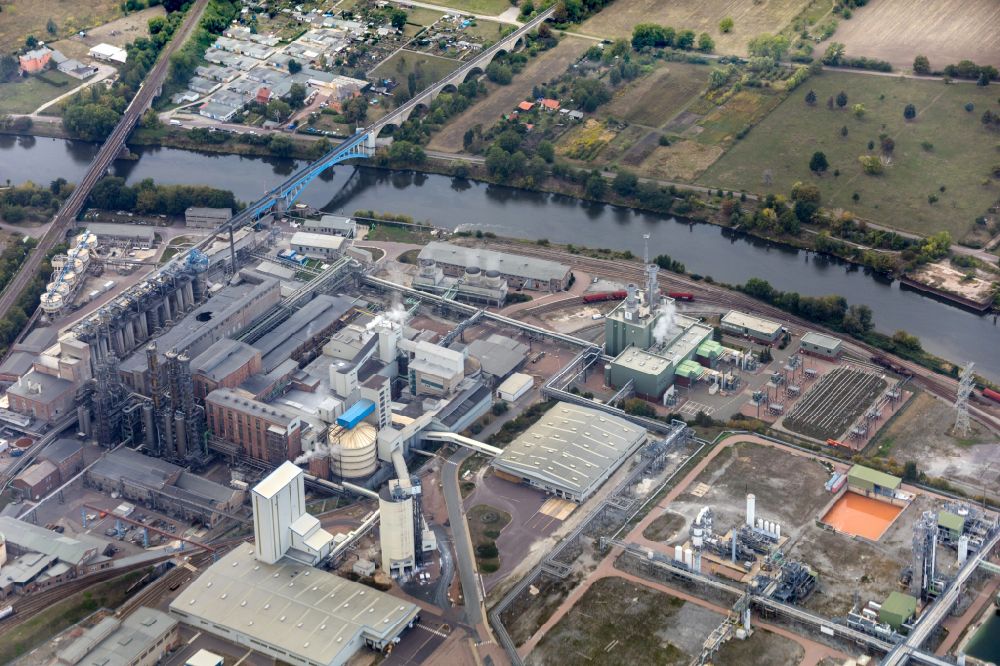 Luftbild Bernburg (Saale) - Technische Anlagen im Industriegebiet des Industriepark Solvay in Bernburg (Saale) im Bundesland Sachsen-Anhalt, Deutschland