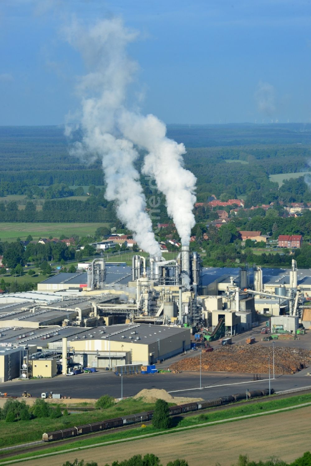 Heiligengrabe von oben - Technische Anlagen im Industriegebiet Kronotex GmbH in Heiligengrabe im Bundesland Brandenburg