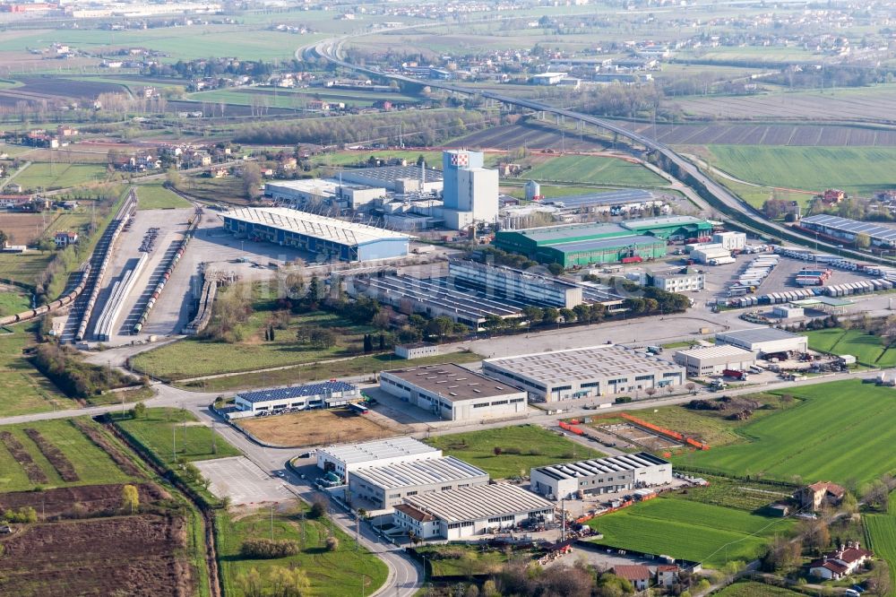 Luftaufnahme Summaga - Technische Anlagen im Industriegebiet der Purina Nestlé in Summaga in Venetien, Italien