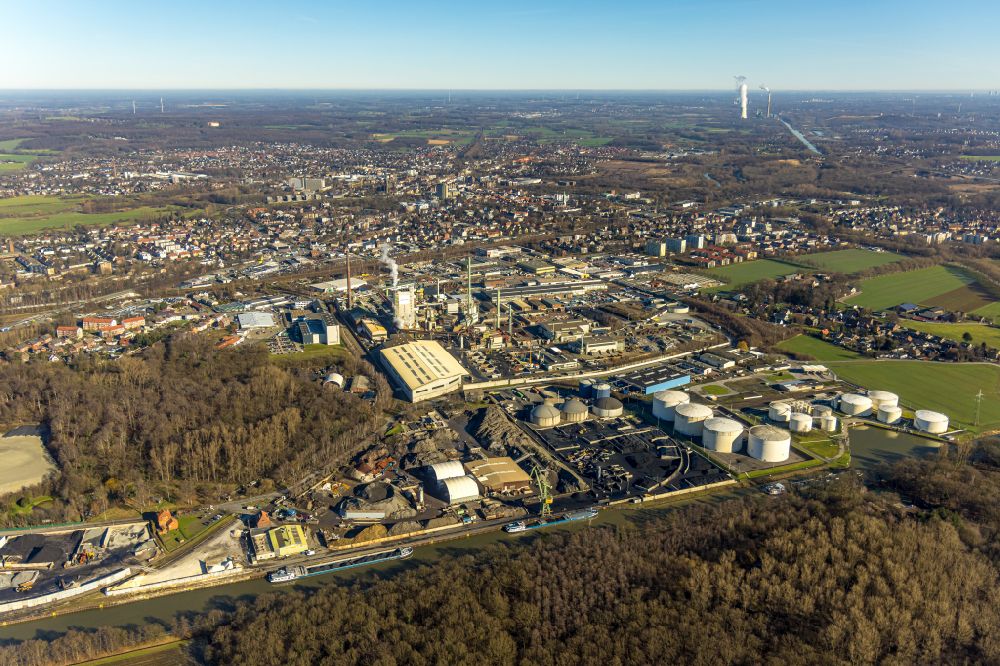 Luftbild Lünen - Technische Anlagen im Industriegebiet mit Tanks der Varo Energy und Trianel sowie Steag Kraftwerkstürmen im Hintergrund in Lünen im Bundesland Nordrhein-Westfalen, Deutschland
