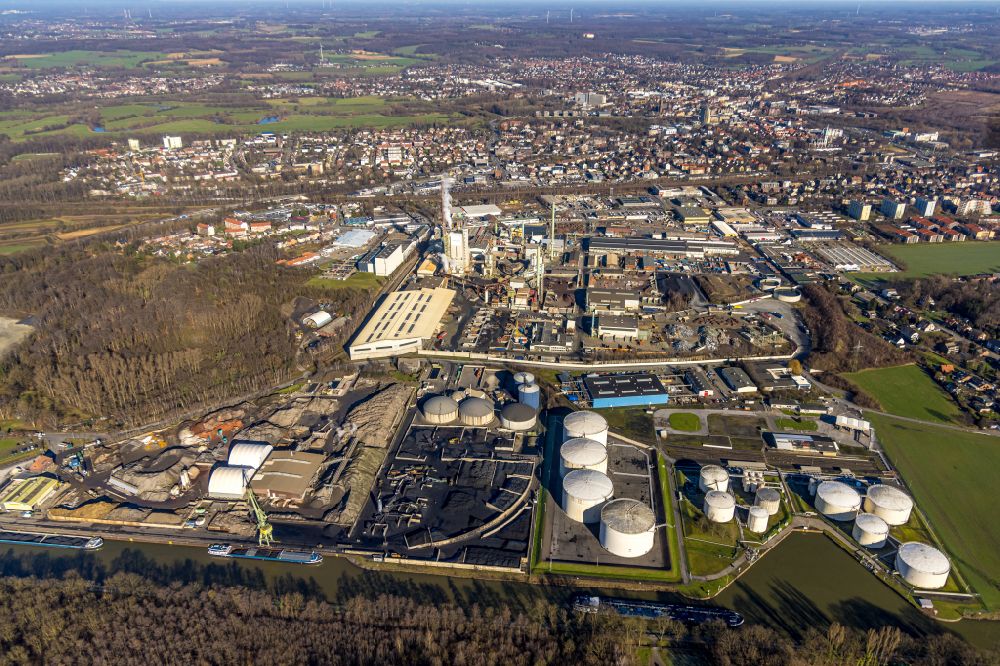 Luftaufnahme Lünen - Technische Anlagen im Industriegebiet mit Tanks der Varo Energy und Trianel sowie Steag Kraftwerkstürmen im Hintergrund in Lünen im Bundesland Nordrhein-Westfalen, Deutschland