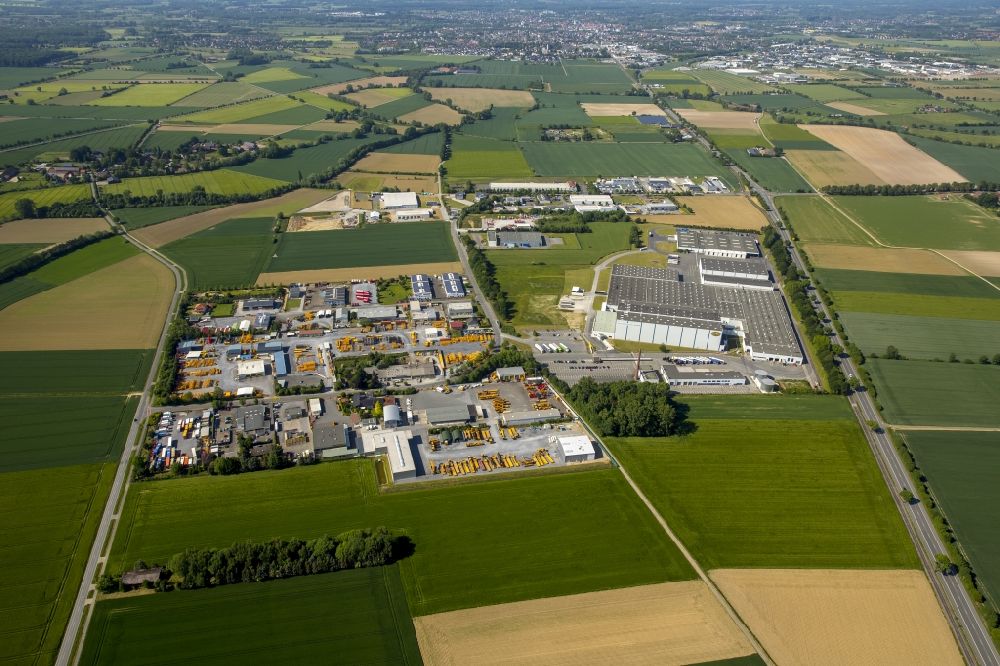 Erwitte von oben - Technische Anlagen im Industriegebiet umgeben von grünen bestellten Feldern in Erwitte im Bundesland Nordrhein-Westfalen