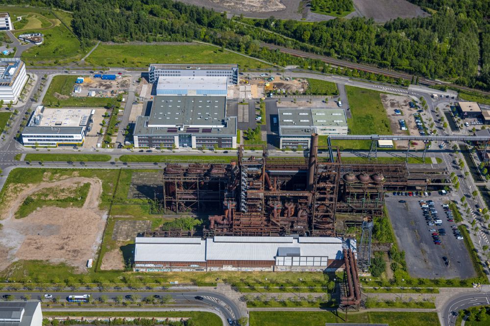 Dortmund von oben - Technische Anlagen und Produktionshallen auf dem Gelände Phoenix-West in Dortmund im Bundesland Nordrhein-Westfalen, Deutschland