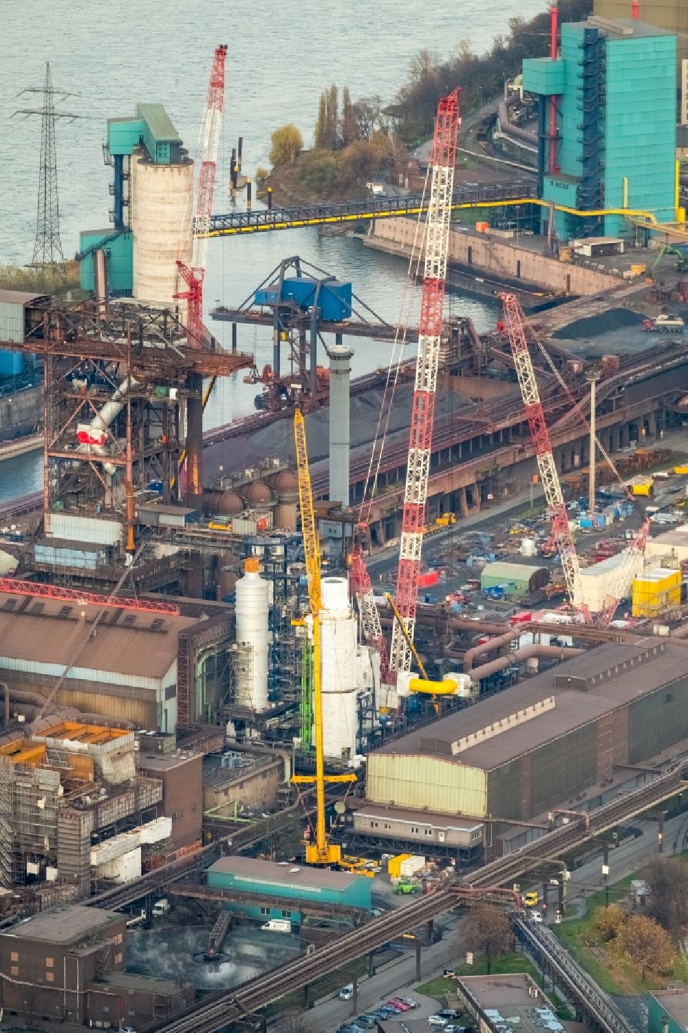 Duisburg von oben - Technische Anlagen und Produktionshallen vom Stahlwerk in Duisburg im Bundesland Nordrhein-Westfalen