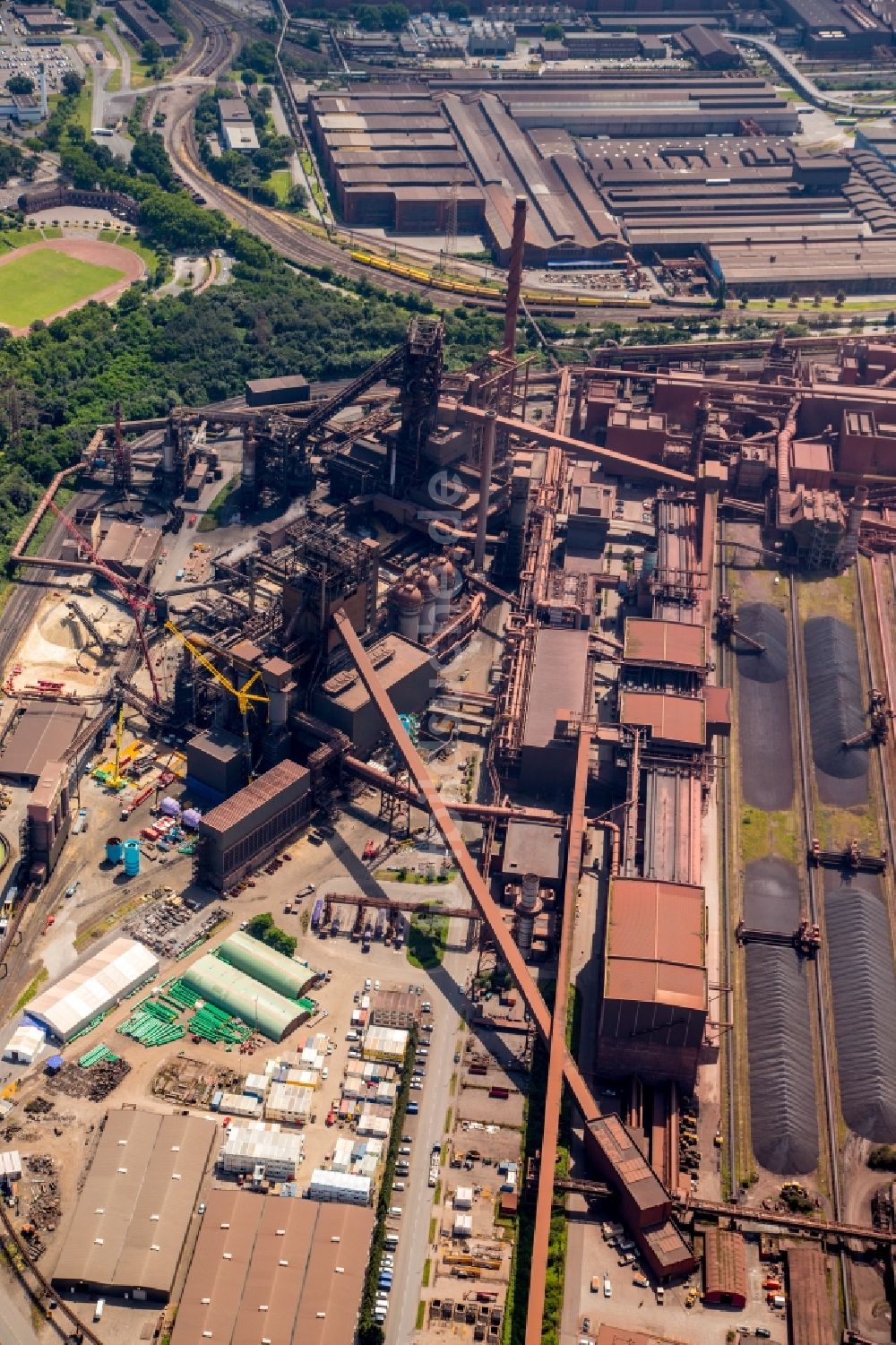 Duisburg aus der Vogelperspektive: Technische Anlagen und Produktionshallen vom Stahlwerk in Duisburg im Bundesland Nordrhein-Westfalen