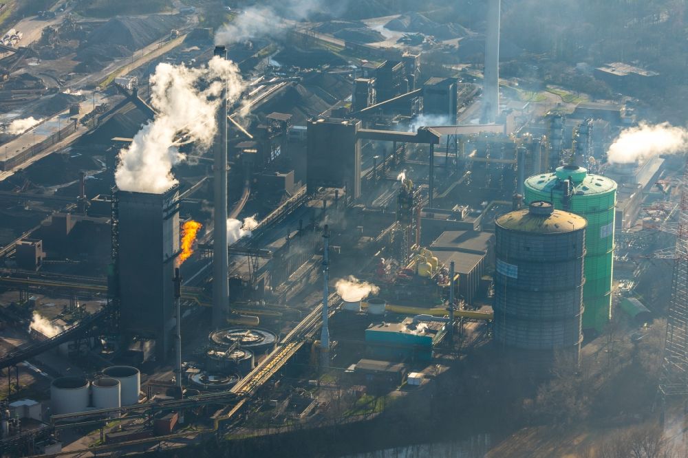 Luftaufnahme Duisburg - Technische Anlagen und Produktionshallen vom Stahlwerk in Duisburg im Bundesland Nordrhein-Westfalen