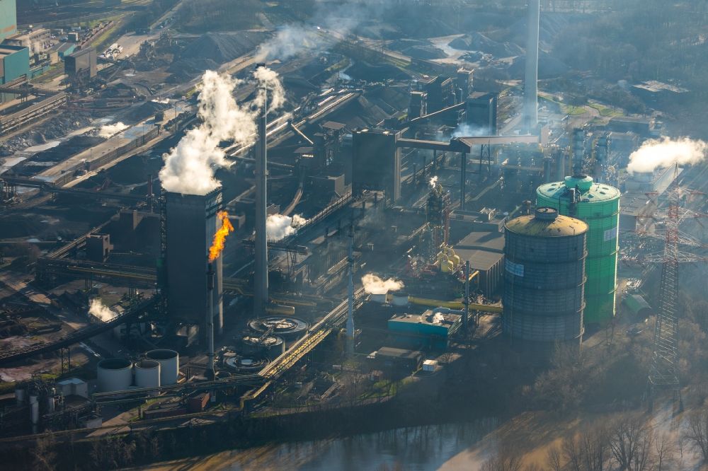 Duisburg von oben - Technische Anlagen und Produktionshallen vom Stahlwerk in Duisburg im Bundesland Nordrhein-Westfalen