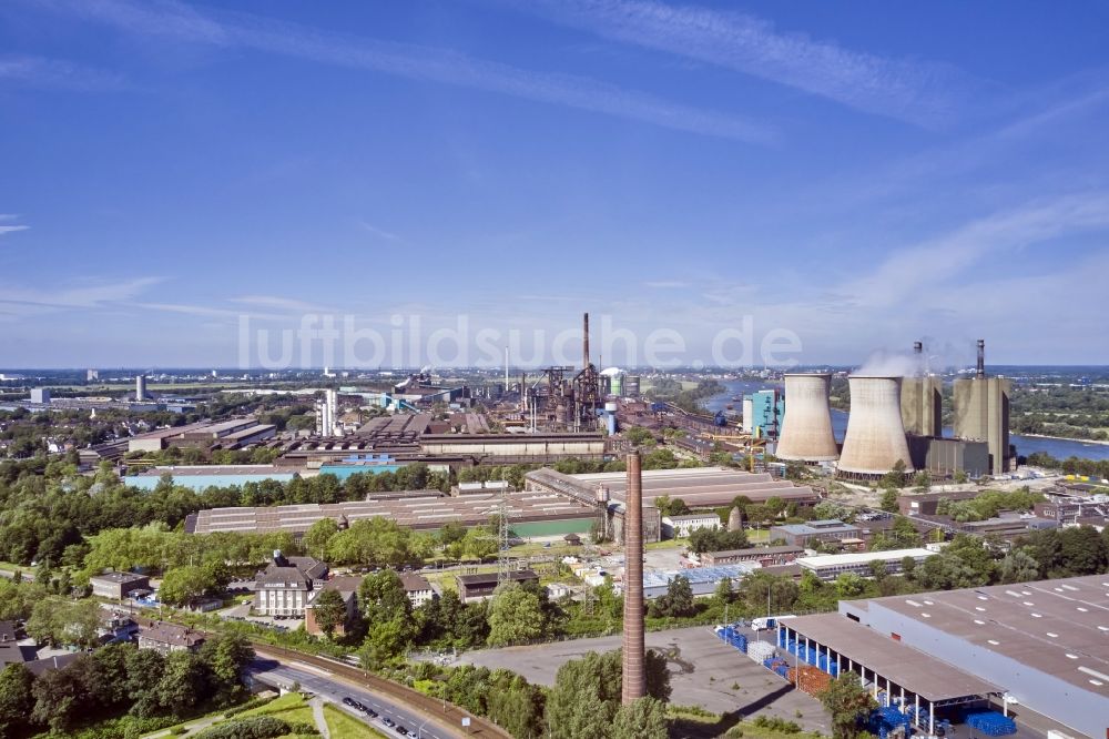 Duisburg aus der Vogelperspektive: Technische Anlagen und Produktionshallen des Stahlwerkes in Duisburg im Bundesland Nordrhein-Westfalen, Deutschland