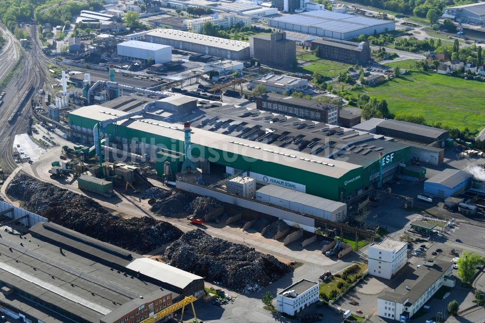 Luftbild Riesa - Technische Anlagen und Produktionshallen des Stahlwerkes der ESF Elbe-Stahlwerke Feralpi GmbH in Riesa im Bundesland Sachsen, Deutschland