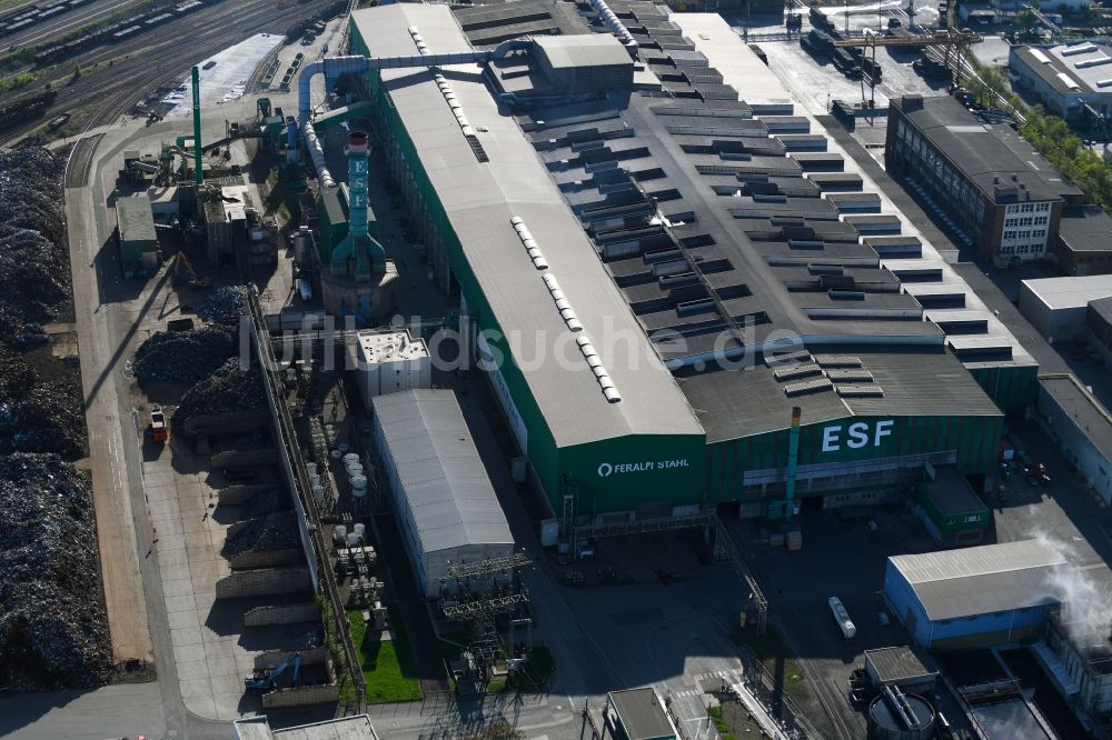 Luftaufnahme Riesa - Technische Anlagen und Produktionshallen des Stahlwerkes der ESF Elbe-Stahlwerke Feralpi GmbH in Riesa im Bundesland Sachsen, Deutschland