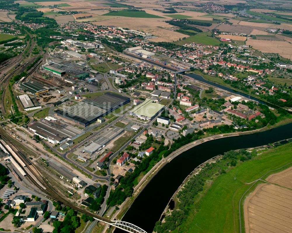 Riesa von oben - Technische Anlagen und Produktionshallen des Stahlwerkes der ESF Elbe-Stahlwerke Feralpi GmbH in Riesa im Bundesland Sachsen, Deutschland