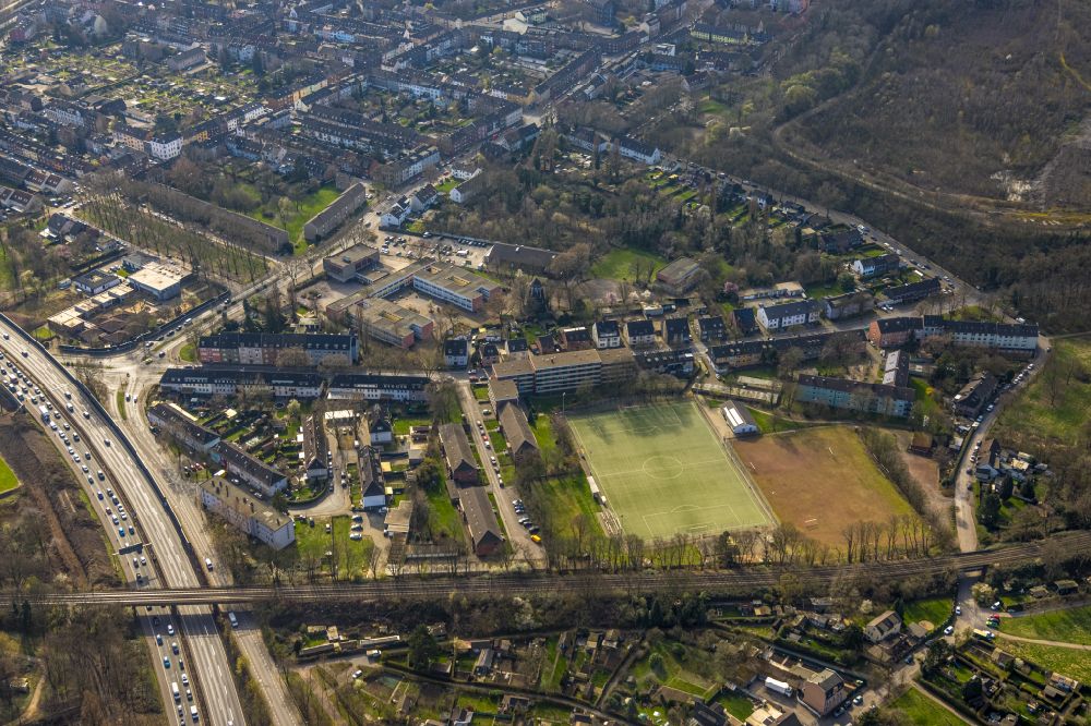 Luftbild Duisburg - Technische Anlagen und Produktionshallen des Stahlwerkes Hamborner Straße - Emscherpromenade in Duisburg im Bundesland Nordrhein-Westfalen