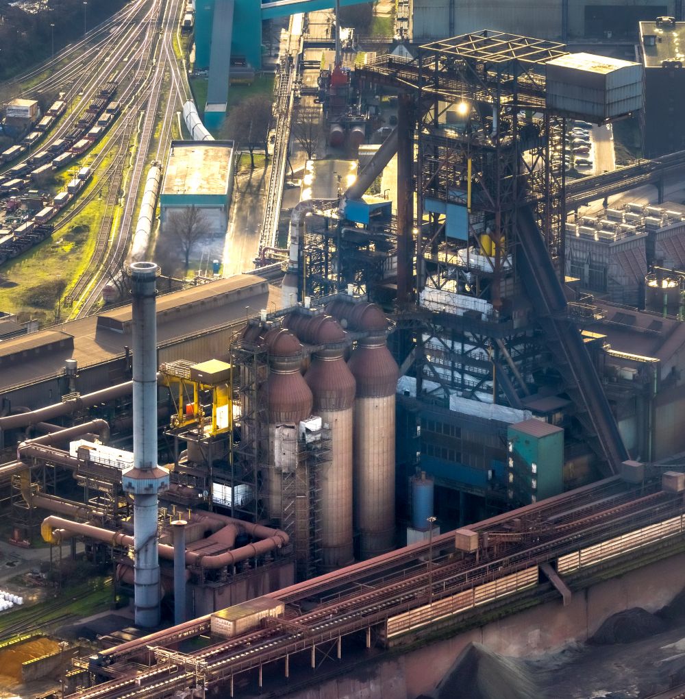Luftbild Duisburg - Technische Anlagen und Produktionshallen des Stahlwerkes an der Mannesmannstraße im Ortsteil Hüttenheim in Duisburg im Bundesland Nordrhein-Westfalen, Deutschland