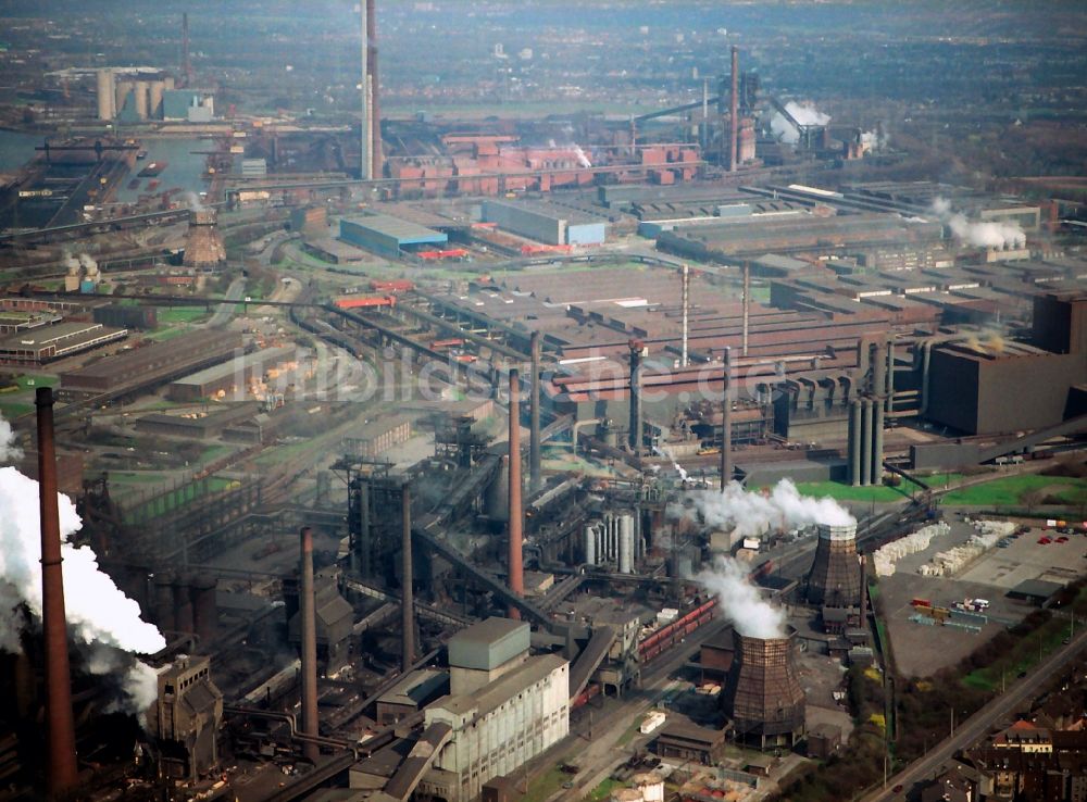 Luftaufnahme Duisburg - Technische Anlagen und Produktionshallen des Stahlwerkes im Ortsteil Marxloh in Duisburg im Bundesland Nordrhein-Westfalen, Deutschland
