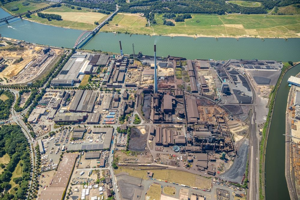 Luftaufnahme Duisburg - Technische Anlagen und Produktionshallen des Stahlwerkes am Rhein in Duisburg im Bundesland Nordrhein-Westfalen, Deutschland