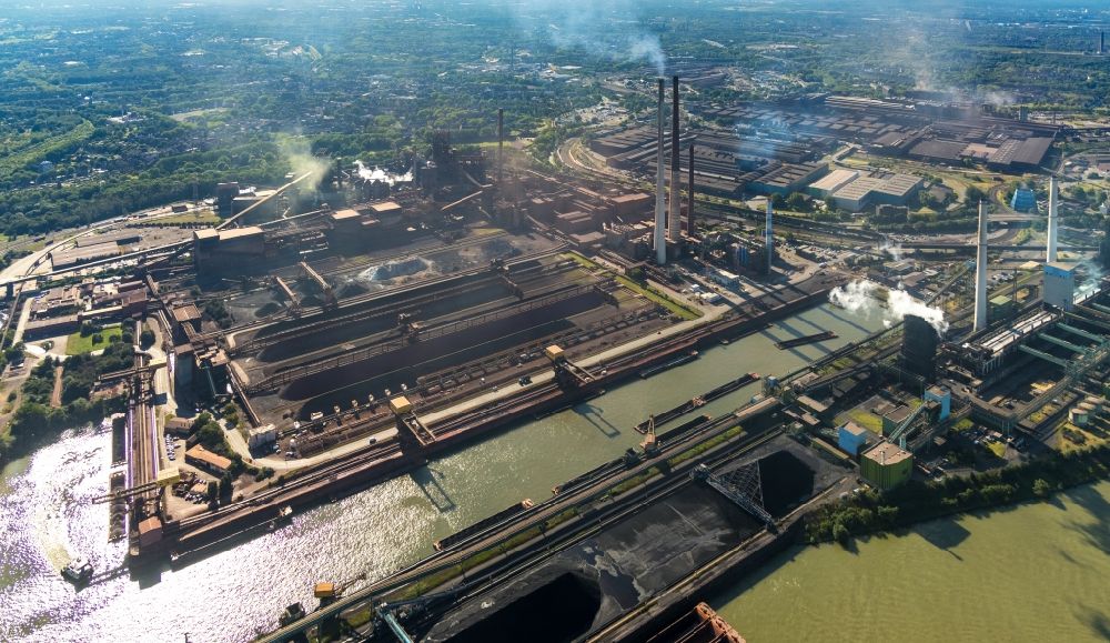 Duisburg von oben - Technische Anlagen und Produktionshallen des Stahlwerkes Schwelgern in Duisburg im Bundesland Nordrhein-Westfalen, Deutschland