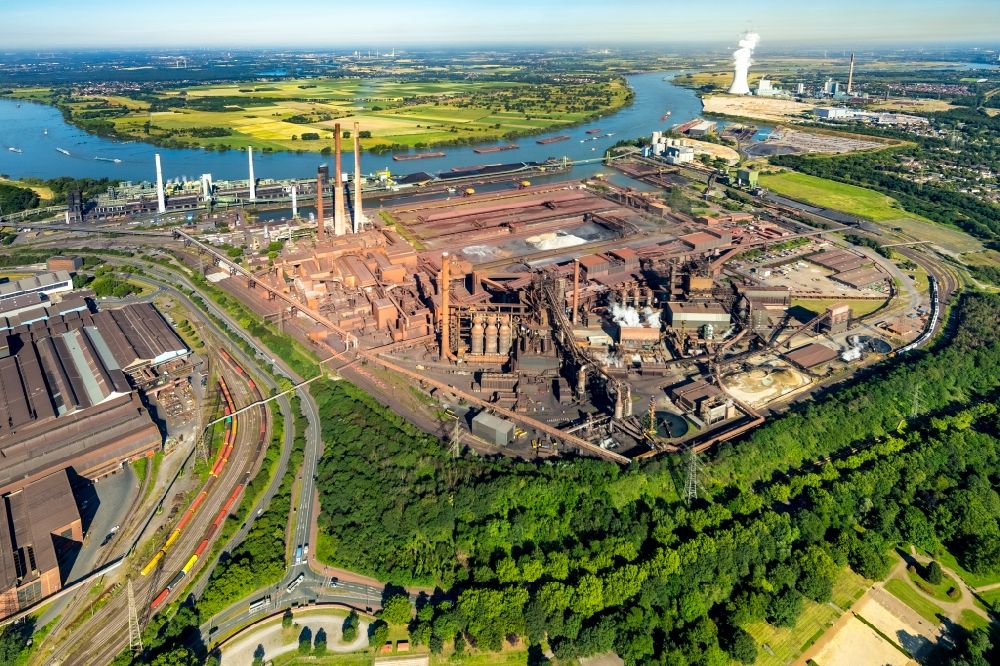 Duisburg von oben - Technische Anlagen und Produktionshallen des Stahlwerkes Schwelgern in Duisburg im Bundesland Nordrhein-Westfalen, Deutschland