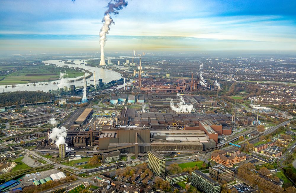 Luftaufnahme Duisburg - Technische Anlagen und Produktionshallen des Stahlwerkes der Thyssen-Krupp AG in Duisburg im Bundesland Nordrhein-Westfalen