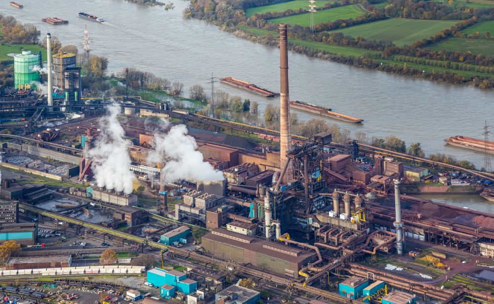 Duisburg von oben - Technische Anlagen und Produktionshallen des Stahlwerkes Thyssen Krupp Steel an der Mannesmannstraße in Duisburg im Bundesland Nordrhein-Westfalen