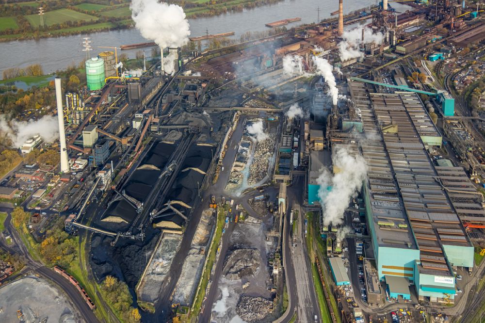 Duisburg von oben - Technische Anlagen und Produktionshallen des Stahlwerkes Thyssen Krupp Steel an der Mannesmannstraße in Duisburg im Bundesland Nordrhein-Westfalen