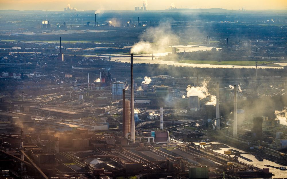 Luftbild Duisburg - Technische Anlagen und Produktionshallen des Stahlwerkes ThyssenKrupp-Stahlwerk Schwelgern in Duisburg im Bundesland Nordrhein-Westfalen, Deutschland