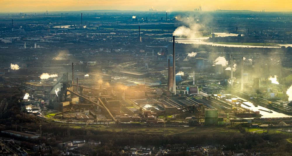 Duisburg von oben - Technische Anlagen und Produktionshallen des Stahlwerkes ThyssenKrupp-Stahlwerk Schwelgern in Duisburg im Bundesland Nordrhein-Westfalen, Deutschland