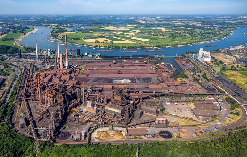 Duisburg von oben - Technische Anlagen und Produktionshallen des Stahlwerkes ThyssenKrupp-Stahlwerk Schwelgern in Duisburg im Bundesland Nordrhein-Westfalen, Deutschland